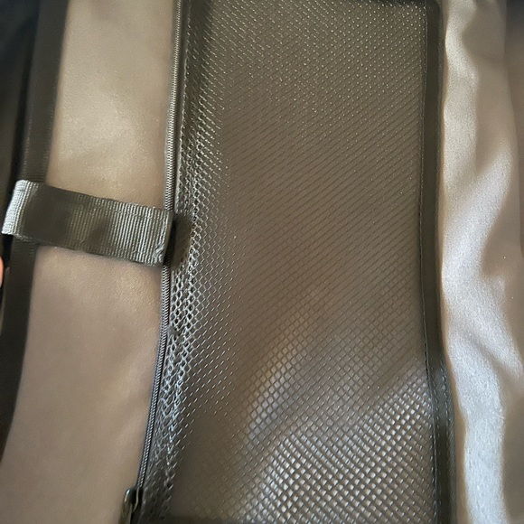 Binder that zips. Built in dividers. Tons of storage. Carrying handle. 3 ring. - Picture 6 of 9